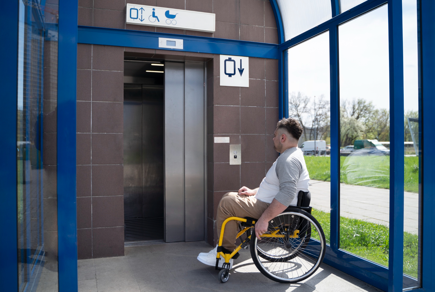 niepełnosprawni winda