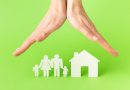 Dłonie wskazujące na postać domu i rodziny - ubezpieczenia majątkowe