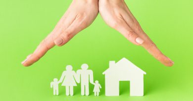 Dłonie wskazujące na postać domu i rodziny - ubezpieczenia majątkowe