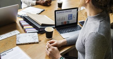 Zespół marketingowy omawia strategię płatnych reklam przy laptopie