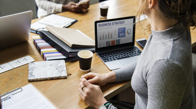 Zespół marketingowy omawia strategię płatnych reklam przy laptopie