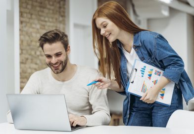 Mężczyzna i kobieta analizują wyniki kampanii SEO i omawiają skuteczne pozycjonowanie lokalne stron w firmie.