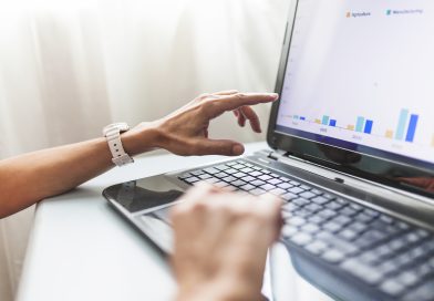 Specjalista analizujący skuteczność płatnych reklam w internecie