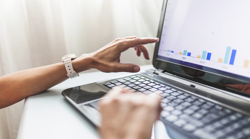 Specjalista analizujący skuteczność płatnych reklam w internecie